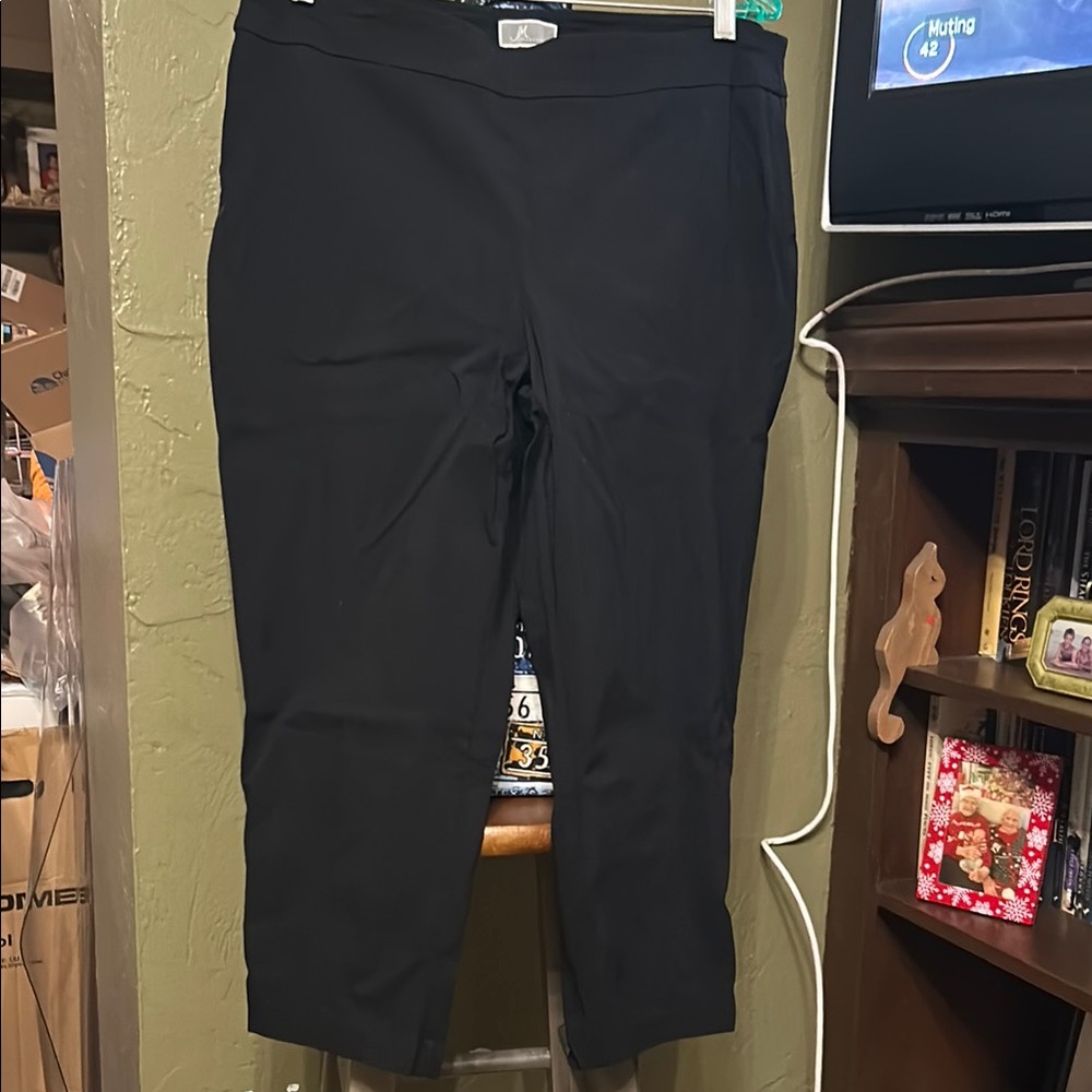 JM Collection Black Capris Casual Comfort